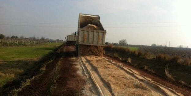 Saruhanlı Belediyesinden Arazi Yollarının Bakımına Destek