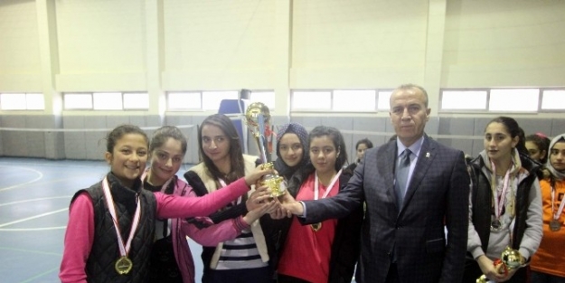 Yıldız Kızlarda Badmintonun Şampiyonu Mehmet Uluğcan  Ortaokulu Oldu