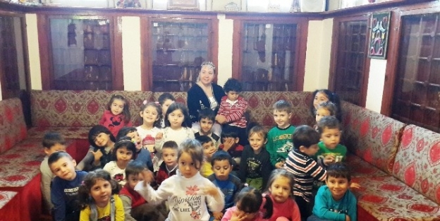 Tarihi Konakta Çocuklara Masal Saati Anlatılıyor