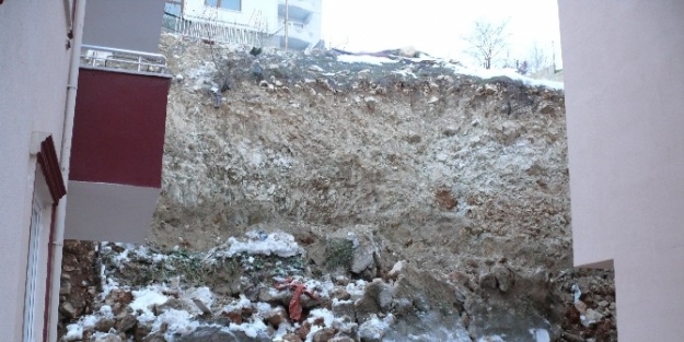 Eriyen Kar Suları Apartmanın İstinat Duvarını Çökertti