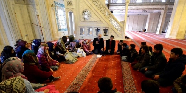 Bilgi Merkezi Öğrencilerine “doğruluk” Konferansı