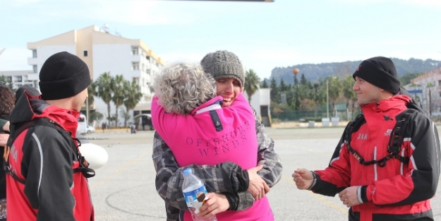 Böcek yiyerek hayatta kaldılar!