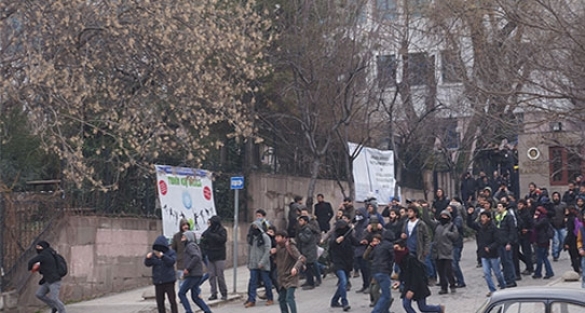 Üniversitede taşlı sopalı Charlie Hebdo kavgası