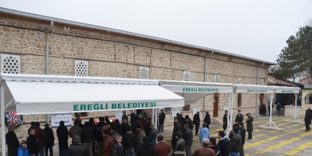 Ereğli’de Ulu Cami Avlusuna Tente Monte Edildi