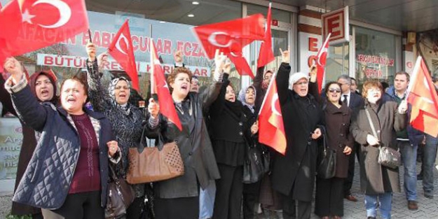 Babuşçu'ya siyah çelenkli protesto