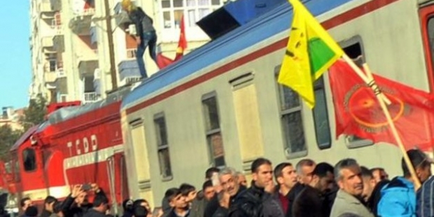 Cizre yürüyüşünde trene Öcalan’ın posterini astılar