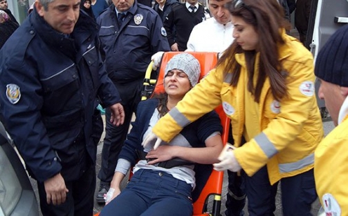 Öğretmen bankada kendini bıçakladı