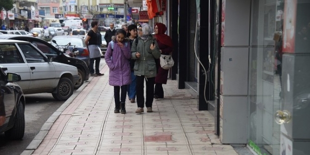 Aliağa’da Kaldırımlar Yayalara Ait