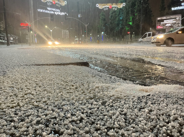 Gaziantep ve Kilis'i dolu vurdu! Yollar göle döndü, araçlar mahsur kaldı