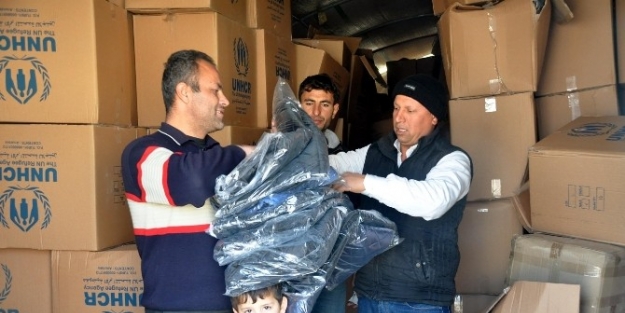 Çadir Kentteki Mültecilere Kışlık Elbise Dağıtılıyor