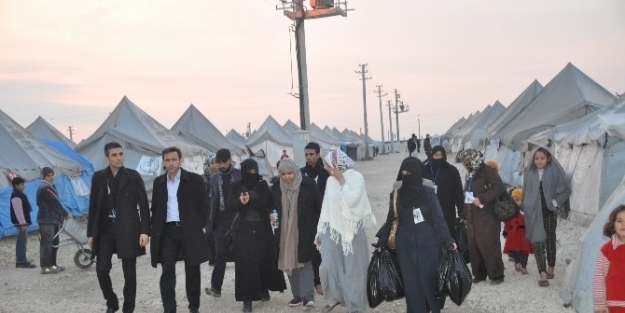 Suudili İş Kadınları Çadir Kentteki 550 Yetime Elbise Dağıttı