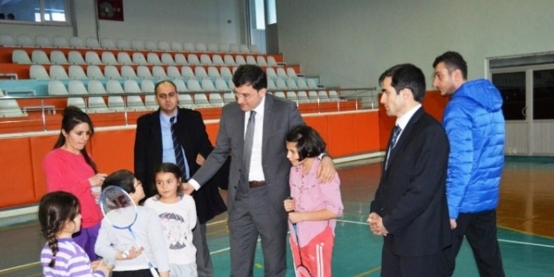 Aziziye Kaymakamı Öz, İlçedeki Lisanslı Sporcuları Spor Salonu’nda Ziyaret Etti