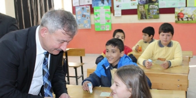 Öğrencilere Kuru Üzüm Dağıtıldı