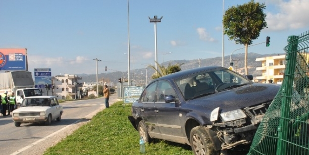 Kamyonete Çarpmayayim Derken Refüje Çikti