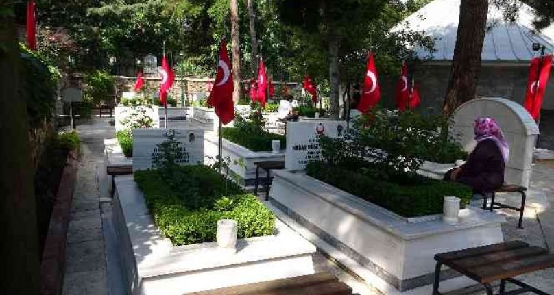 Bursa'da Şehitlikte hüzünlü bayram! ''Oğlum olsaydı ağlamazdım''