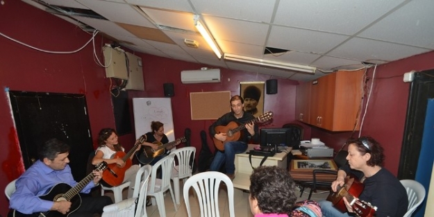 Foça’da Ücretsiz Kurslar Yoğun İlgi Görüyor