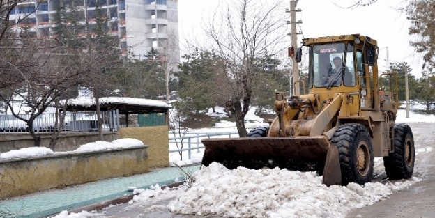 Tepebaşı Sokaklarında Kar Temizleme Çalişmalari Sürüyor