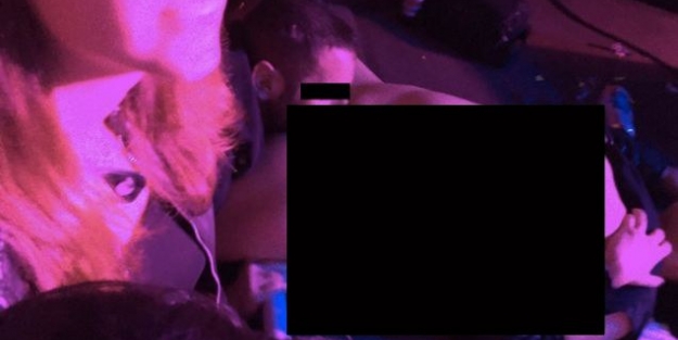 Konser ortasında seks yaptılar!