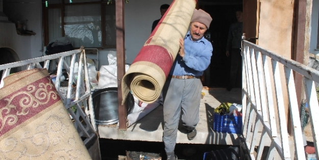 Heyelan evlerinden etti!