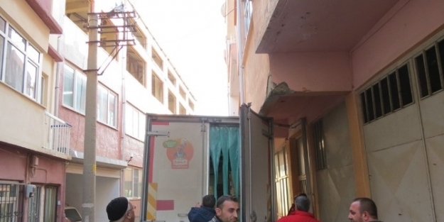 Kamyon Apartmana Sıkıştı