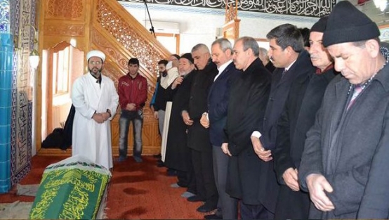 Zafer Çağlayan'dan annesine son görev