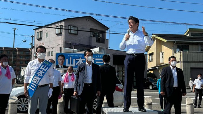 Japonya eski Başbakanı Shinzo Abe silahlı saldırıya uğradı!