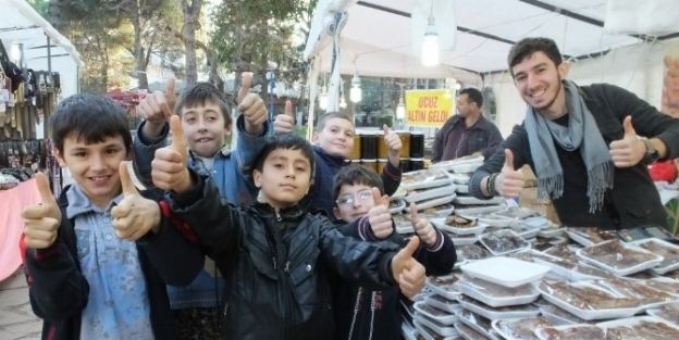 Burhaniye’de Festival Pazarı İlgi Gördü