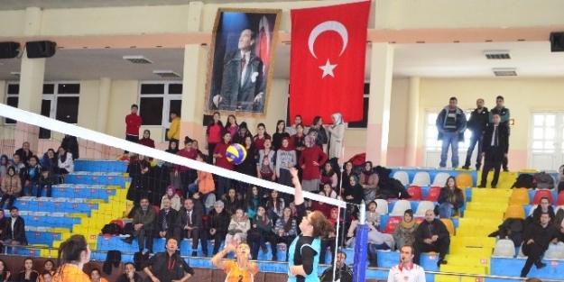 Voleybolda Bayanlarda Şampiyon Anadolu Lisesi