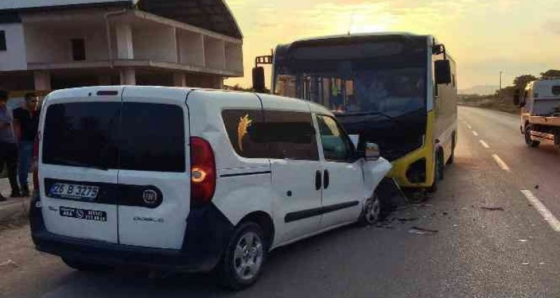 Bursa'da özel halk otobüsü ile hafif ticari araç kafa kafaya çarpıştı!