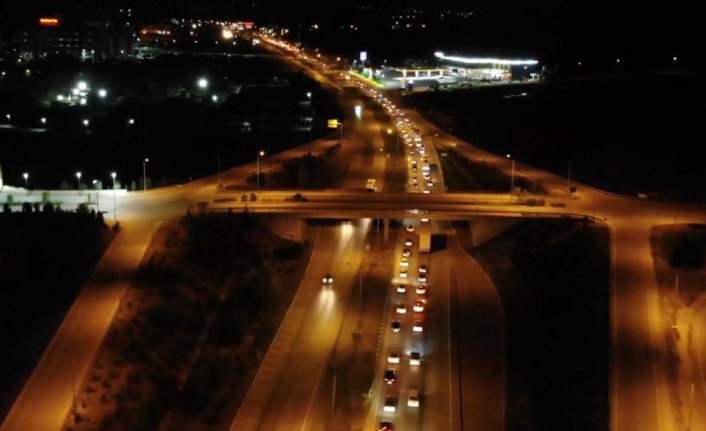 43 ilin geçiş güzergahında gece yarısı trafik yoğunluğu! Kuyruğun ucu bucağı görünmüyor