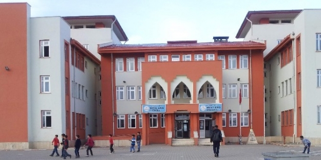 Kahta’da Okuldan Bilgisayar Ve Para Çalindi