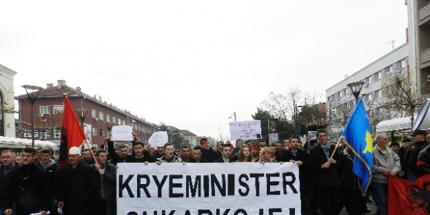 Kosovalı Sırp Bakanın İstifasi İstendi