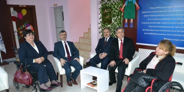 Harçlıklarla Aldıkları Tekerlekli Sandalyeyi Bağışladılar