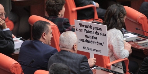 Chp’li Vekilden Hadis-i Şerifli Pankart