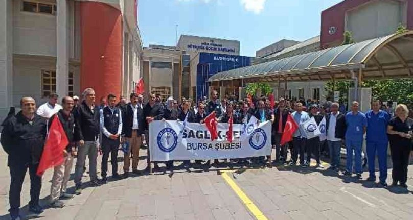 Bursa'da sağlıkta şiddeti siyah önlüklerle protesto ettiler