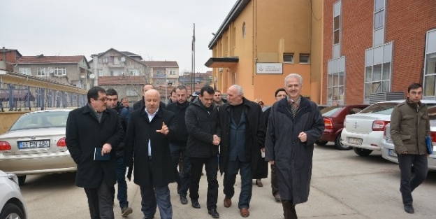 İzmit Belediyesi Yönetimi Mahalle Gezilerine Devam Ediyor