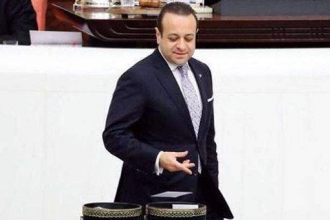 Egemen Bağış'ın oy kullanma fotoğrafı sosyal medyayı salladı!