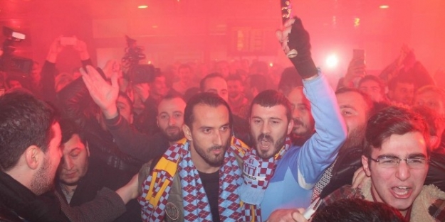 Trabzonspor’un Yeni Transferi Erkan Zengin Trabzon’da Coşkuyla Karşılandı.