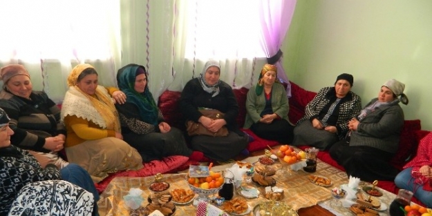 Camisi Olmayan Ahıska Müslümanları Evde İbadetlerini Yapıyor