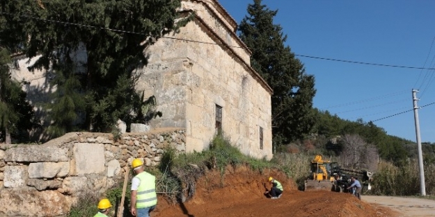 Tarihi Cami Restore Ediliyor