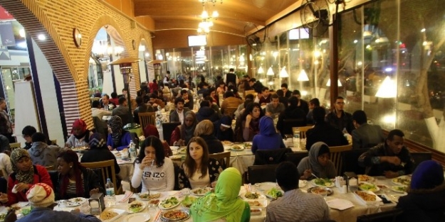 Büyükşehir Belediyesi Yabancı Öğrencileri Yalnız Bırakmadı