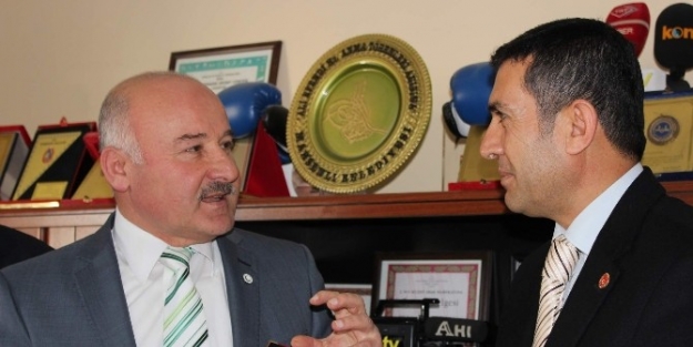 Temad Kırşehir Şubesinden Ahi Tv Genel Müdürü Acer’e Ödül