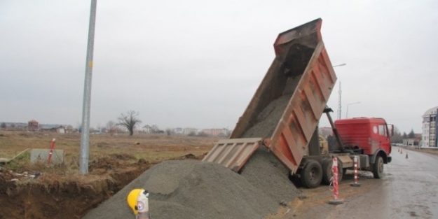 Kırklareli Belediyesi’nin Kanalizasyon Ve Yağmur Suyu Kanalı Döşeme Çalişmalari Devam Ediyor