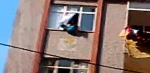 Çocuğunu camdan sarkıtarak yıkımı engellemeye çalıştı