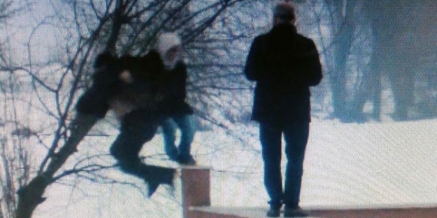 Polis kendini yakmak isteyen kadını uçarak kurtardı