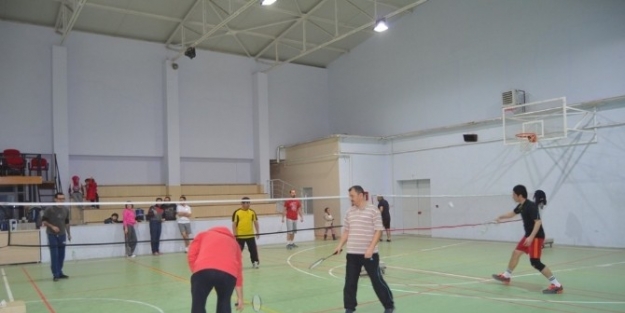 Selendi’de Yetişkinler Badminton Kursu