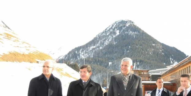 Başbakan Davutoğlu’nun Karda Yürüyüş Keyfi