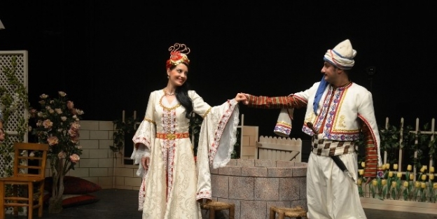 Adana Devlet Tiyatrosu’nda “macun Hokkası”