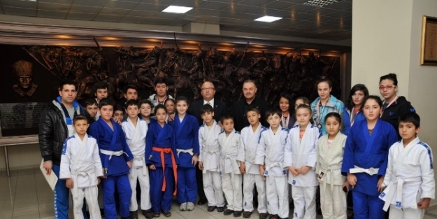 Afyonkarahisar Belediyespor Judo Takımından Başkan Çoban’a Ziyaret