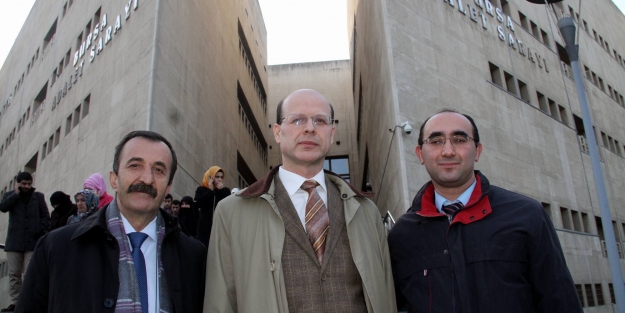 Hakaretle yargılanan profesöre çiftte beraat